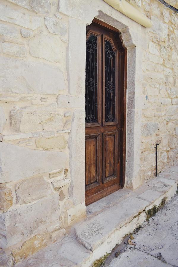 Yi Artistry 1-Bedroom Medieval Holiday House Kalamoti Exterior photo